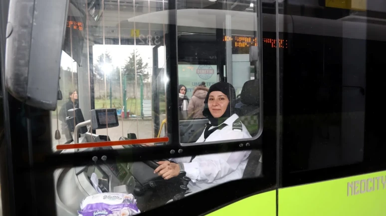 Kocaeli'de kadın otobüs şoförleri trafiğe renk katıyor