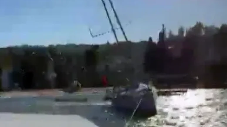 Bodrum'da şiddetli rüzgar yelkenli tekneyi karaya sürükledi