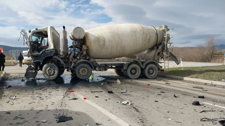 Kütahya'da iki beton mikserinin çarpışması sonucu 2 kişi yaralandı