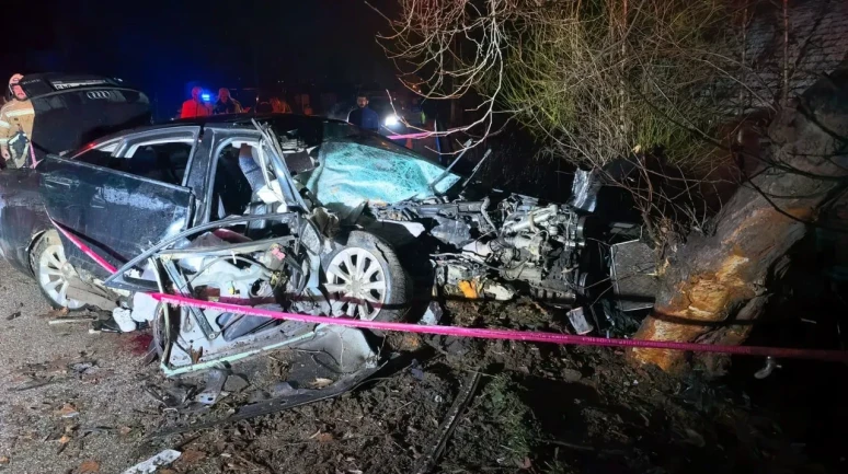 İnegöl’de kontrolden çıkan araç ağaca çarptı: 2 ölü, 2 yaralı