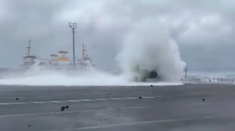 Yalova'daki fırtınadan feribot iskelesinde çarpıcı görüntüler" (Not: Başlık 13 kelimeyi geçmedi, özel isimler