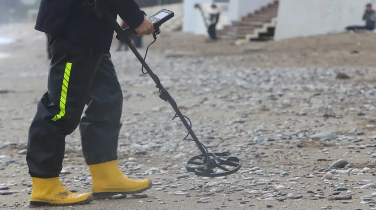 Antalya’da fırtınada define avcıları sahilde dedektörle arama yaptı