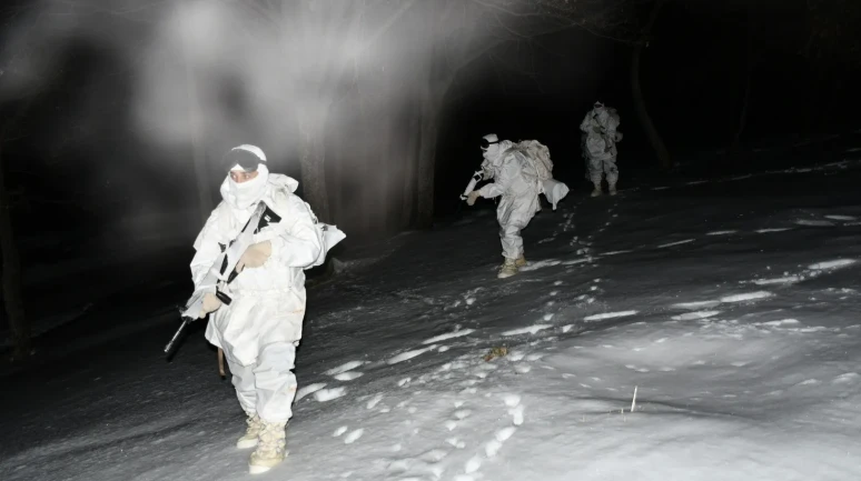 Erzincan'da Mehmetçiğin karlı arazide gece eğitimi