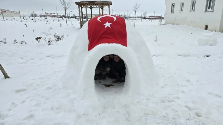 Yozgat'ta Ersoy ailesi karın tadını eskimo evi yaparak çıkardı