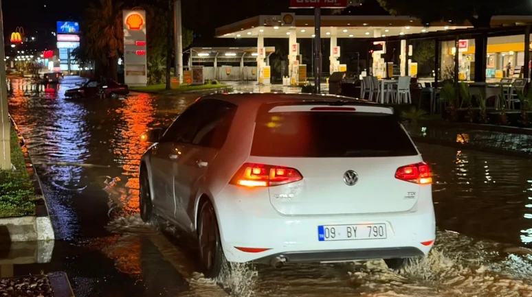Kuşadası'nda sağanak yağış nedeniyle yollar göle dönüştü, araçlar mahsur kaldı