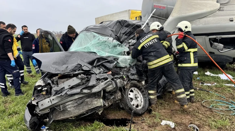Edirne-Lalapaşa karayolunda tırın çarptığı otomobilin sürücüsü hayatını kaybetti