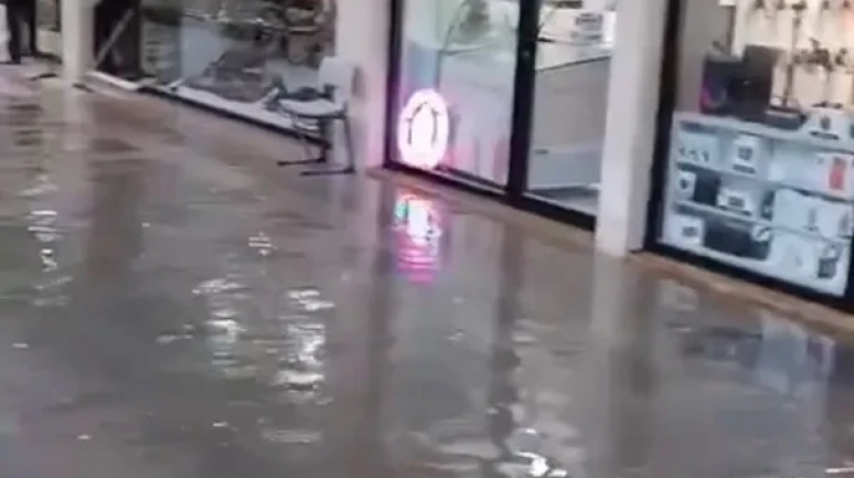 İskenderun’da yağmurla ayakkabıcılar çarşısı sular altında kaldı