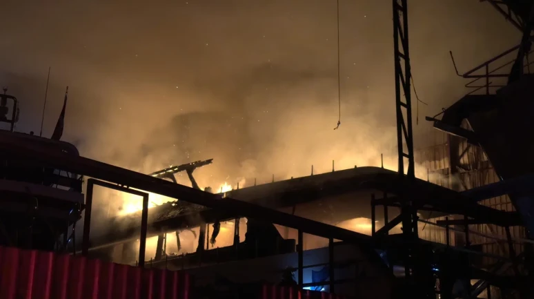 Muğla'nın Fethiye ilçesinde ahşap tekne yangını söndürme çalışmaları devam ediyor