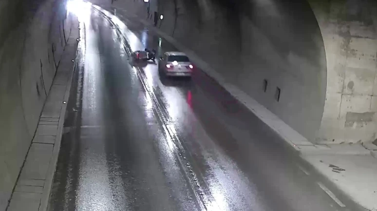 Amasya’da motosiklet sürücüsü tünelde sollamaya çalıştığı otomobilin önüne düştü
