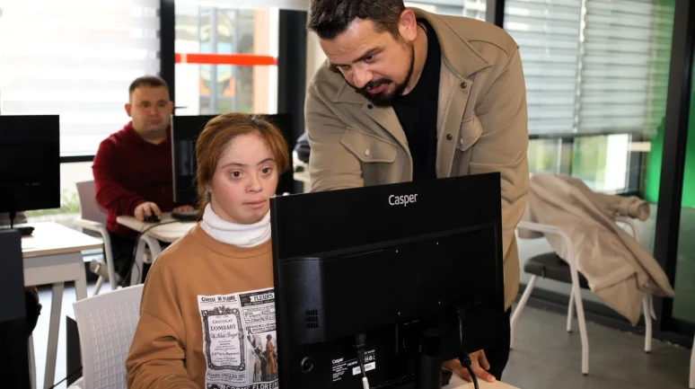 Kocaeli'de özel gereksinimli bireylere bilgisayar ve kodlama eğitimi veriliyor