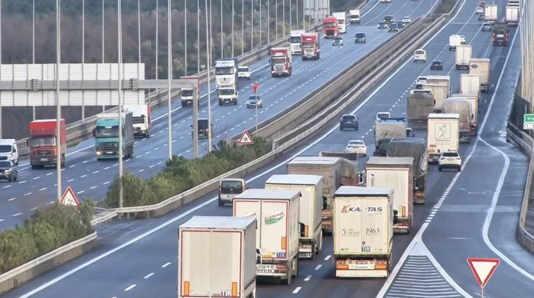 İstanbul’da lodoslu hava tır sürücülerine zor anlar yaşattı