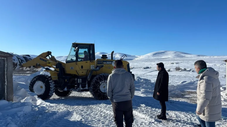 Susuz’da yoğun kar yağışı nedeniyle karla mücadele çalışmaları devam ediyor