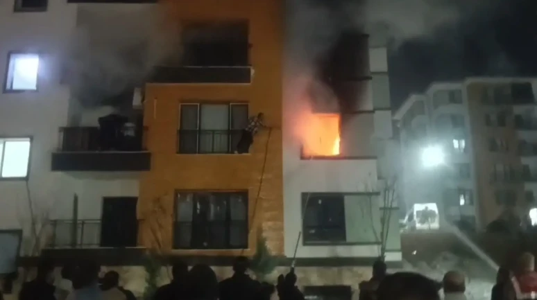 Şanlıurfa’da apartman yangınında mahsur kalanlar itfaiye ekipleri tarafından kurtarıldı