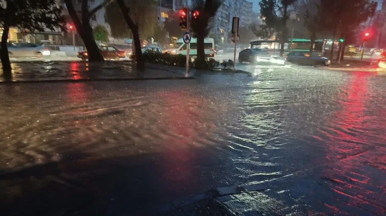 İzmir'de kuvvetli sağanak sonrası cadde ve sokaklar göle döndü