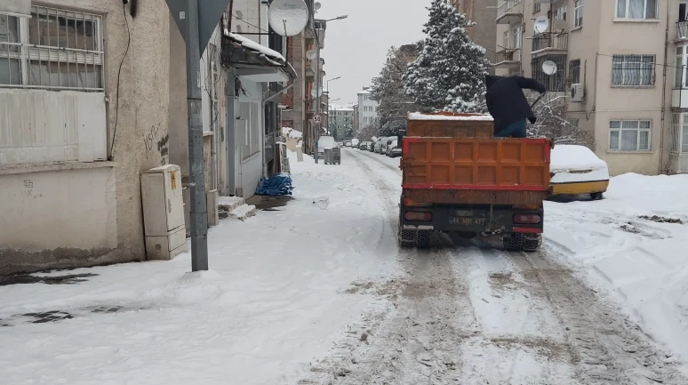 Battalgazi'de kar yağışına karşı yol ve kaldırım temizliği seferberliği