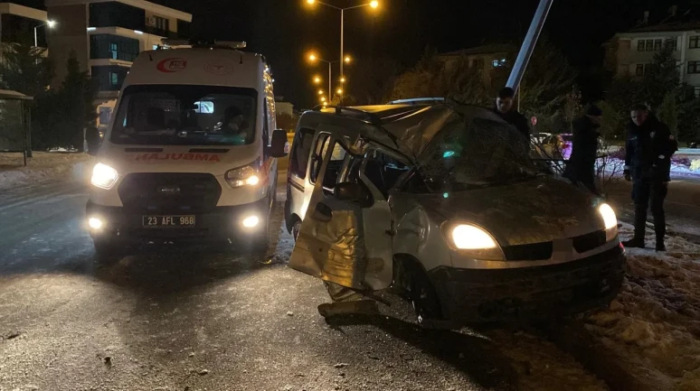 Elazığ’da buzlanmadan dolayı kontrolden çıkan hafif ticari araç direğe çarptı