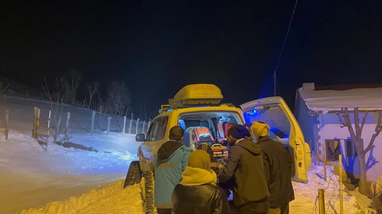 Bingöl’de UMKE ekipleri zorlu kış şartlarında 90 yaşındaki hastayı kurtardı