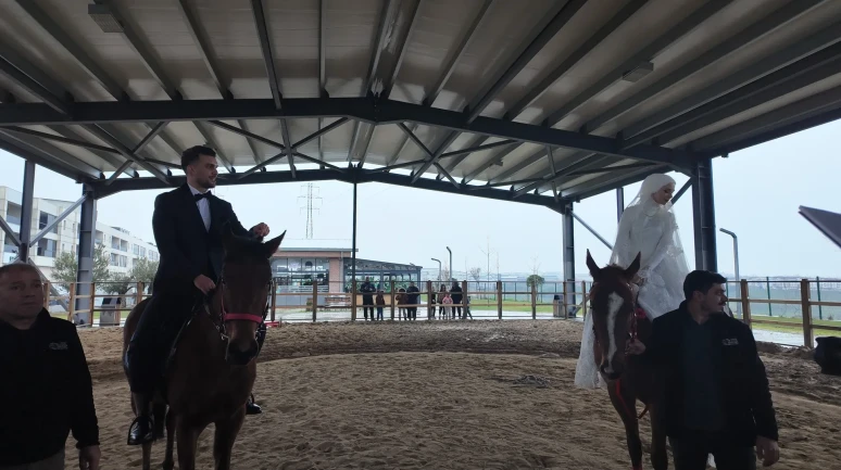 İstanbul Esenyurt'ta at üstünde nikah kıyan çift unutulmaz bir gün yaşadı