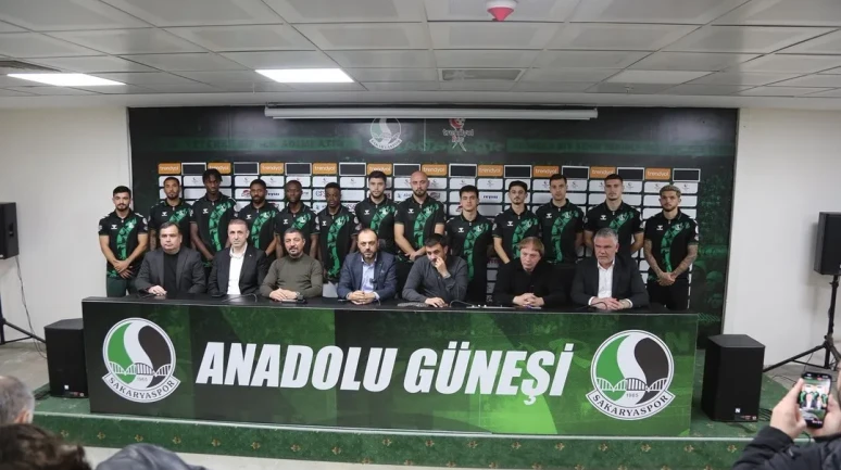 sakaryaspor transfer döneminin son gününde 13 yeni futbolcuyla sözleşme imzaladı