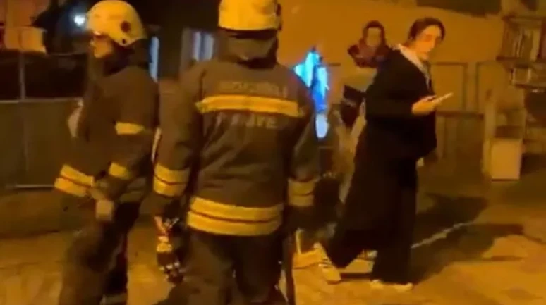 Kocaeli'nde evinde oturan Ahmet Kılıç, kamyonetin çarptığı duvarın altında kalarak yaralandı