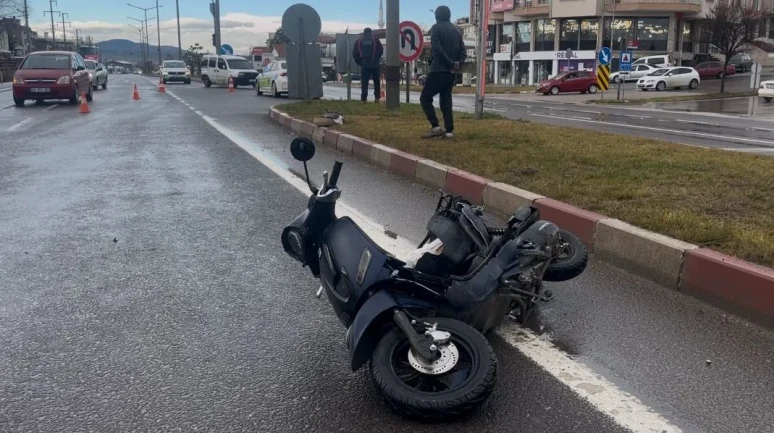 Kütahya'nın Tavşanlı ilçesinde otomobil ile motosiklet çarpıştı, 2 kişi ağır yaralandı