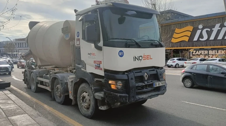 Ankara'da beton mikserinden kopan tekerlek üç otomobile çarptı