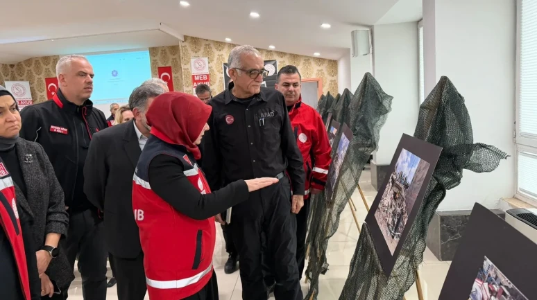 düzce'de 6 şubat depremlerinde hayatını kaybedenler için anma programı düzenlendi