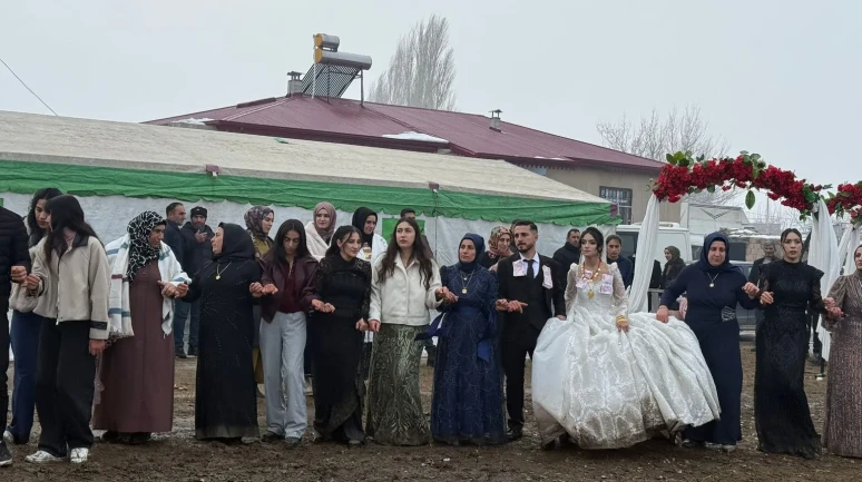 Iğdır’da bahçe düğün geleneği kar ve çamura rağmen devam ediyor