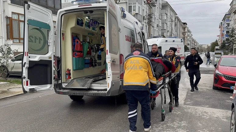 Edirne'de otomobil kazası güvenlik kamerasına yansıdı, 2 yaralı