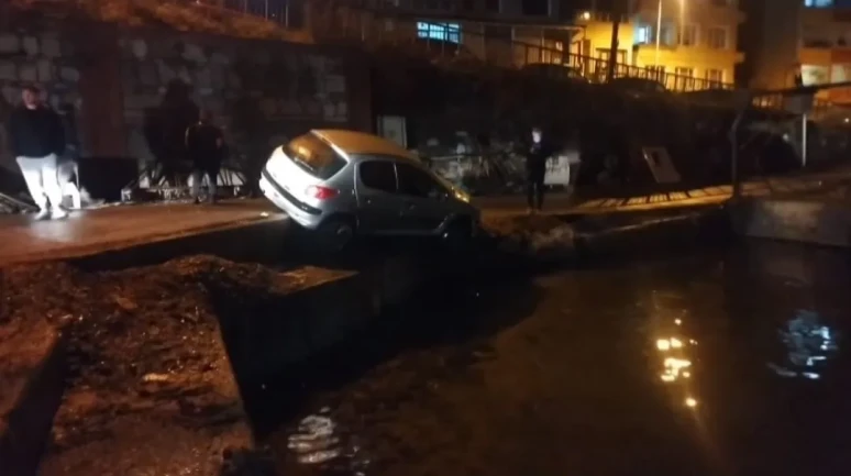 Sarıyer'de aynı yerde aynı şekilde ikinci kez araç mendirekte asılı kaldı