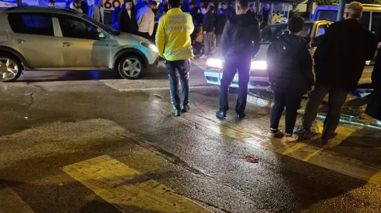 Bursa'nın İnegöl ilçesinde kontrolden çıkan otomobil yaya geçidindeki 3 kişiye çarptı