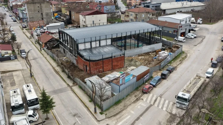 Başiskele'de Vezirçiftliği Kapalı Spor Salonu inşaatında çalışmalar devam ediyor