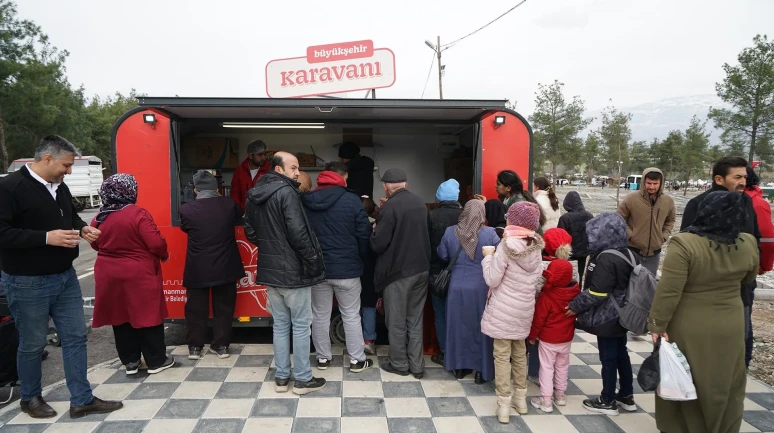 Kahramanmaraş'ta depremin üçüncü yılında Kapıçam Şehir Mezarlığı'nda binlerce kişi dualarla şehitleri andı