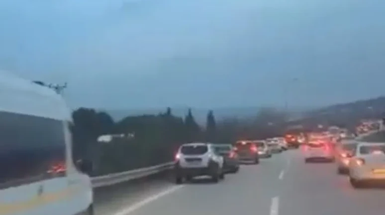 Bursa'da yoğun trafikte ambulansa geçiş kolaylığı sağlayan fermuar sistemi takdir topladı