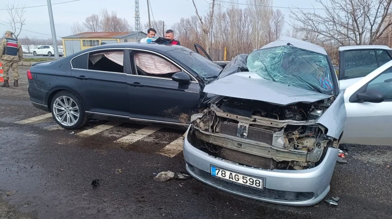 Bingöl'de iki otomobilin çarpışması sonucu 1 kişi hayatını kaybetti, 4 kişi yaralandı