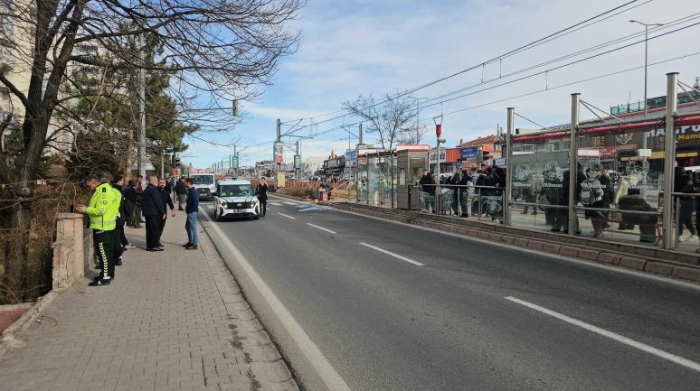 Kayseri'de SUV aracın refüjde bekleyen yayaların arasına girmesiyle 3 kişi yaralandı