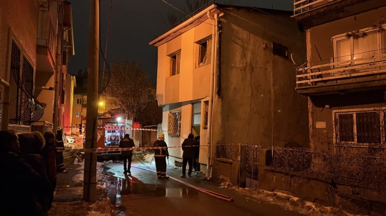 Manisa'da 2 katlı evde çıkan yangında 26 kedi telef oldu