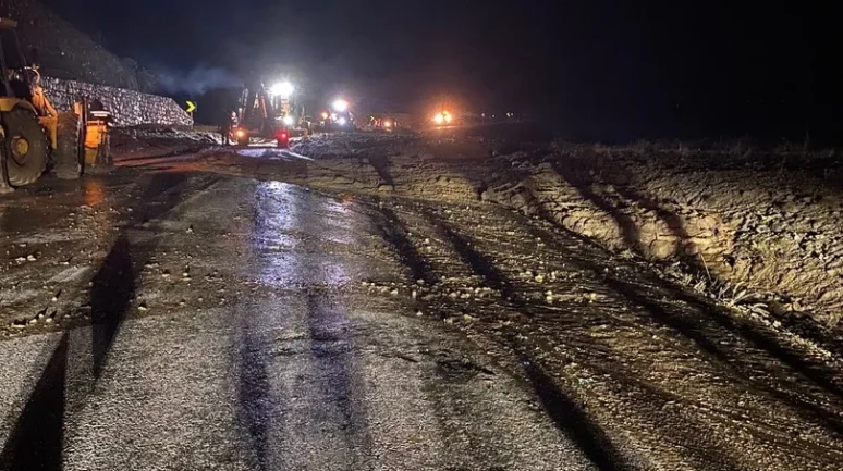 Bolu'nun Seben ilçesinde heyelan nedeniyle yol ulaşıma kapandı