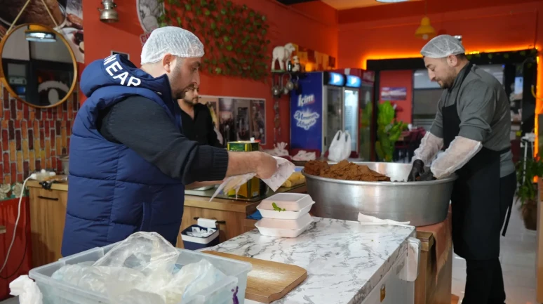 Kahramanmaraş depreminde 15 saniye farkla kurtulan çiğköfteci kardeşler Kırıkkale'de hayata tutundu