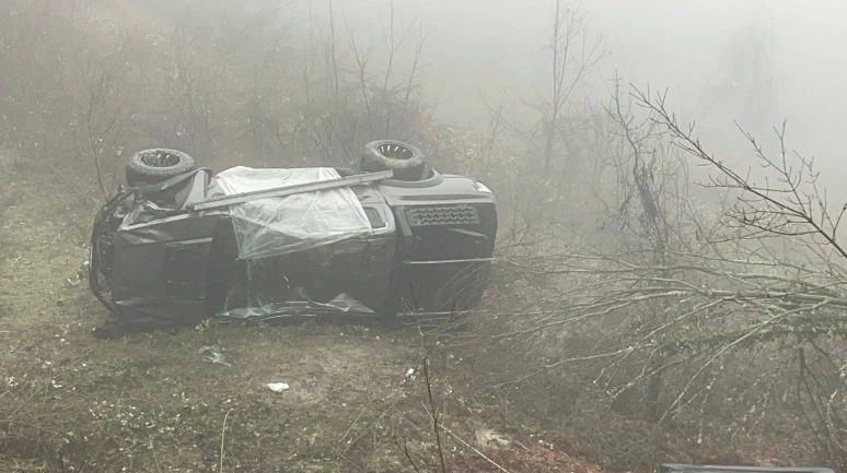 Bartın'da siste yoldan çıkan araç takla attı, 4 kişi yaralandı