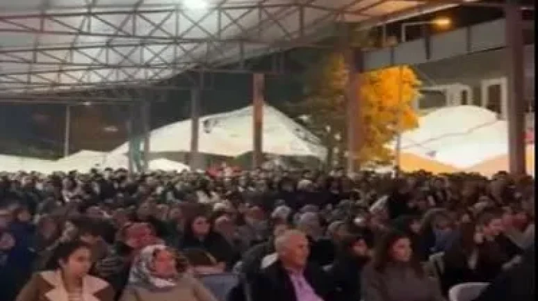 Kuyucak'ta belediye başkanı zeybek oynadıktan sonra sahne fırtınada devrildi