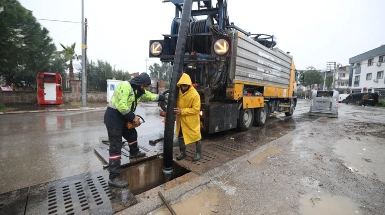 İzmir’de etkili sağanak yağışa karşı belediye ekipleri 24 saat görevde