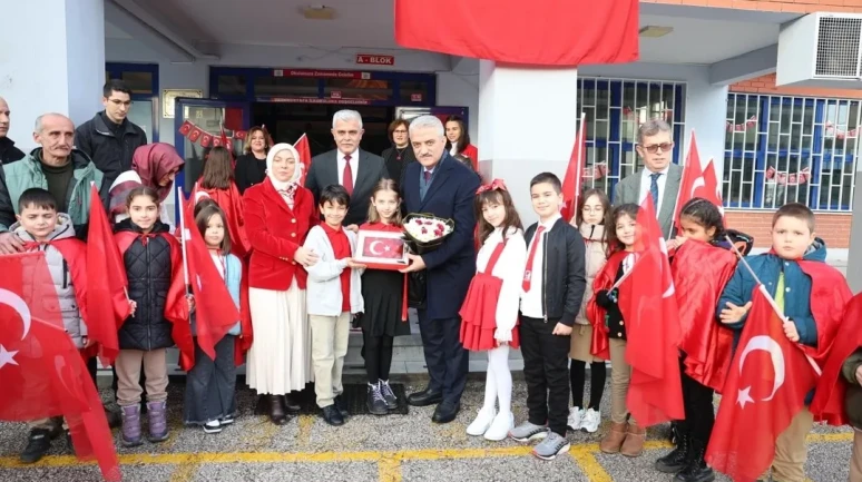 Düzce’de öğrenciler ikinci döneme Türk bayraklarıyla başladı