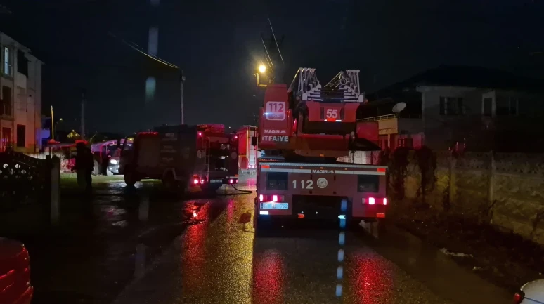 Düzce'de ısınmak için yakılan ateş 3 katlı binada yangına neden oldu