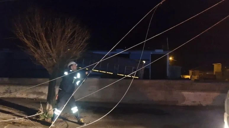 Alaca'da kamyon elektrik ve telefon hatlarına zarar verdi