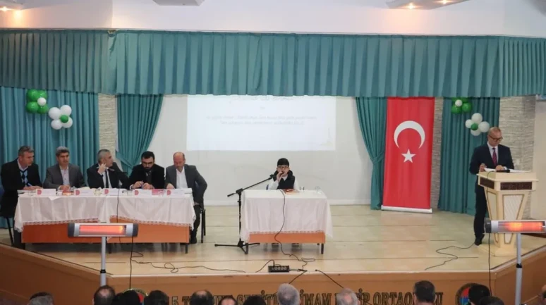 Balıkesir'de Elif Filiz İstiklal Marşı'nı güzel okuma yarışmasında il birincisi oldu