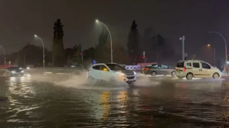 Bursa’da sağanak sonrası rögarlar taştı, cadde göle döndü