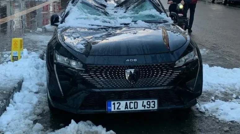 Bingöl'de çatıdan düşen kar park halindeki otomobile zarar verdi