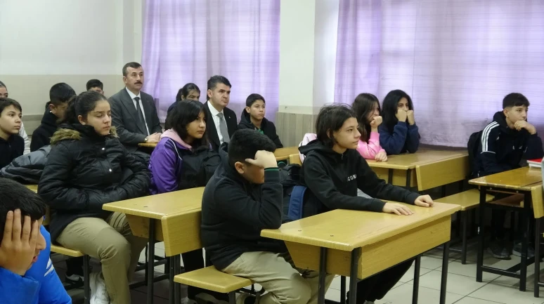 Kilis’te 2. dönemde ilk ders bayrak sevgisiyle başladı