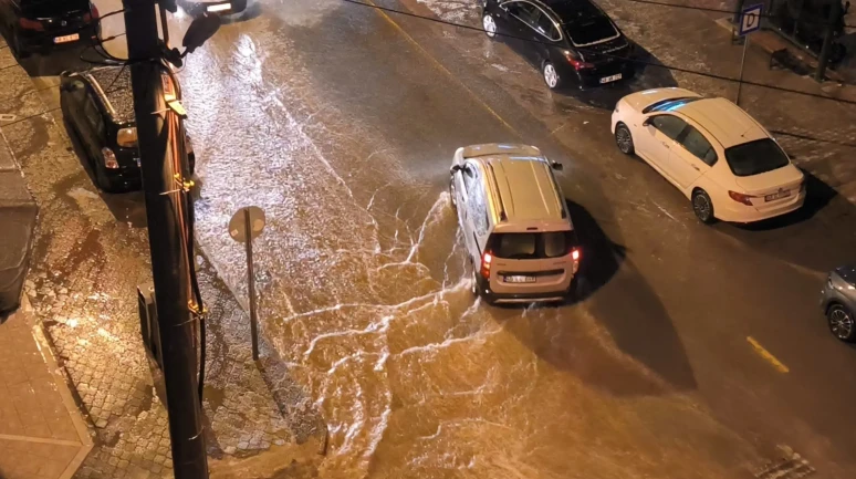 Muğla'da sağanak yağış sokakları su altında bıraktı